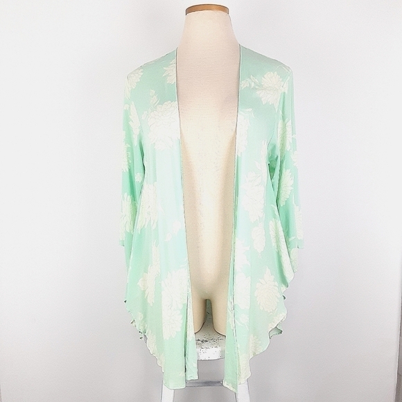 Torrid | Floral Print shirttail Kimono - Picture 3 of 10